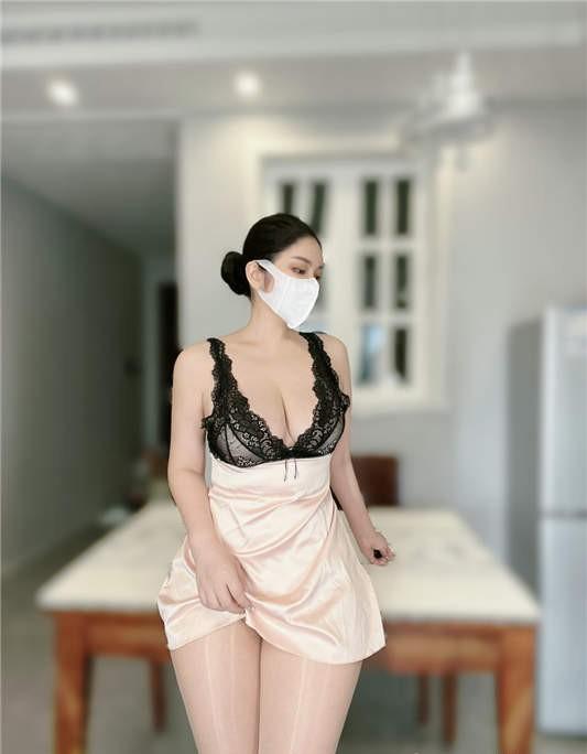 小王同学 – 08.28微密圈 桌底的西红柿[70P/1V/223MB]