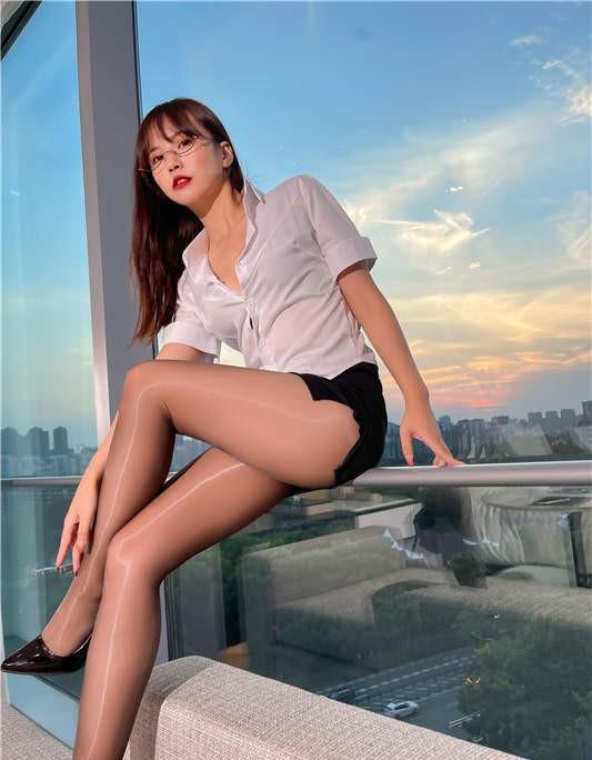 张思允Nice – 油亮黑丝制服[31P/350MB]