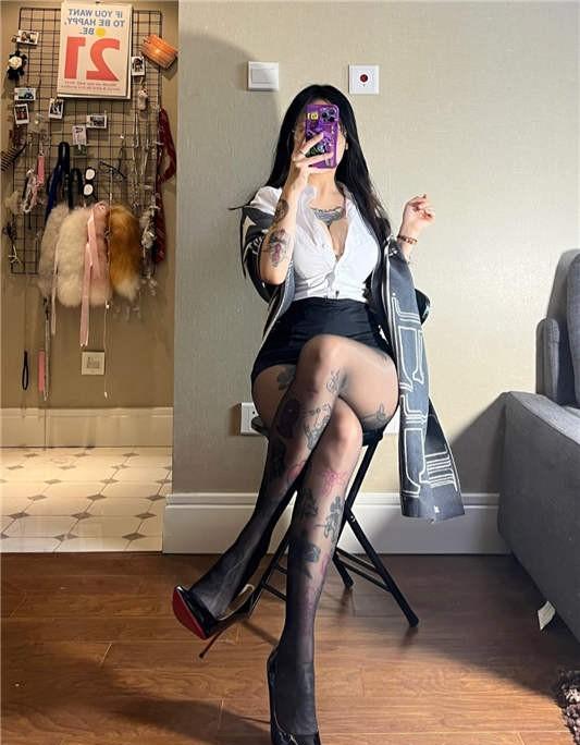 卡通百科老王 – 红底油亮 [18P/8MB]