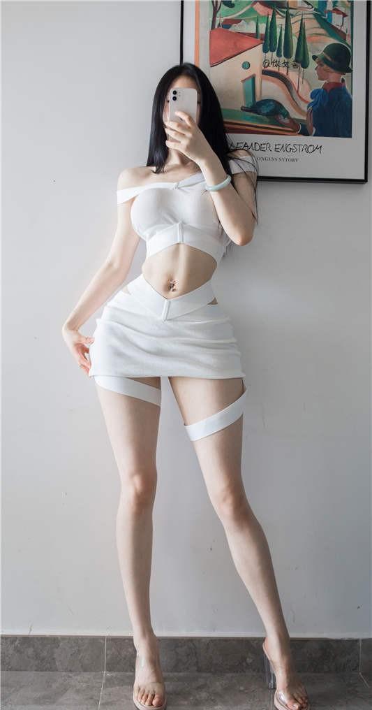 文茜cool – 白色展示 [18P/97MB]