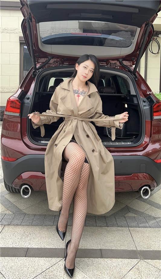 张老师 – 女神背后 [19P/45MB]