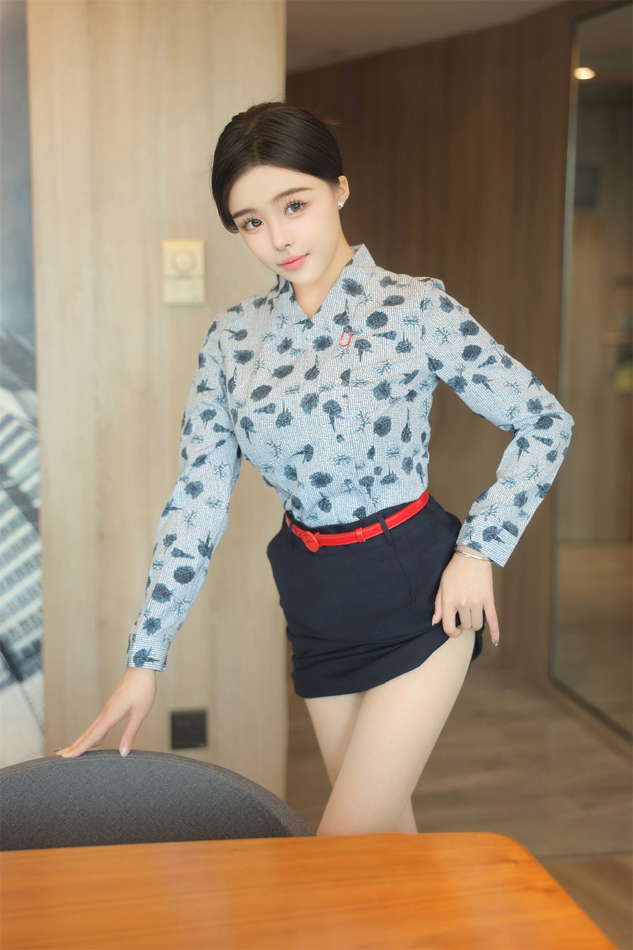 【独家破解资源】极品推荐✨秀人网 袁圆✨高颜值空姐装 大尺度揉奶揉穴83P原版图+4V