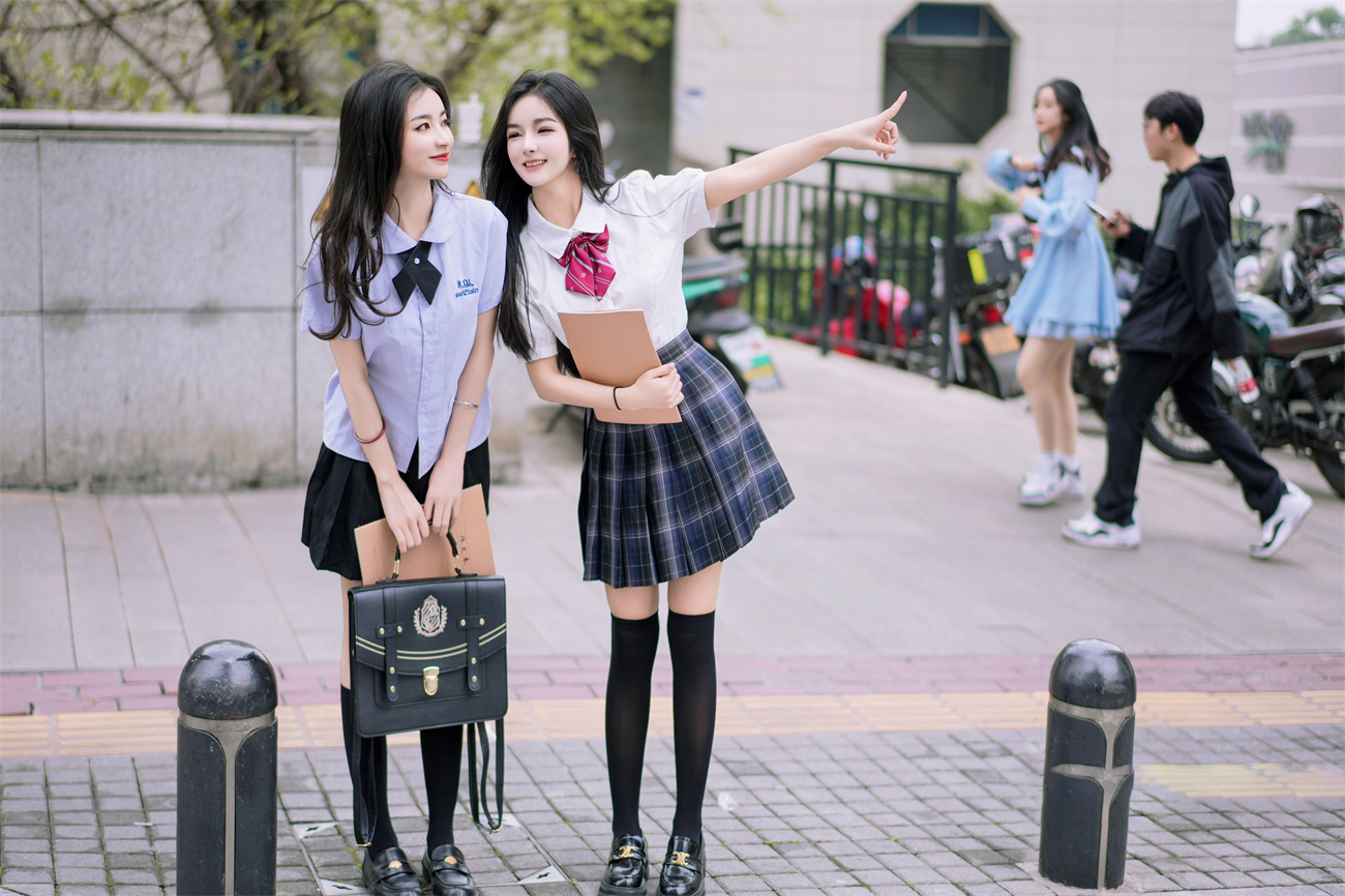 【永久专享】✨秀人网 鱼尾✨新人首套 和谭小灵双人出镜 青春学生妹篇116P原版图+1V