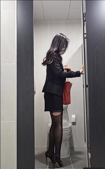 室内空间设计，开放式办公区域采用浅木色调，落地窗提供充足自然采光